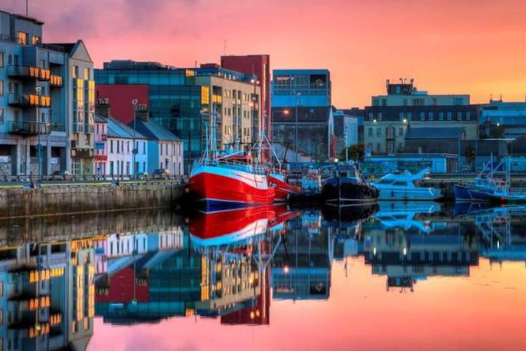 Modern Canal View Home, In City Centre, Sleeps 8 Galway Exterior photo